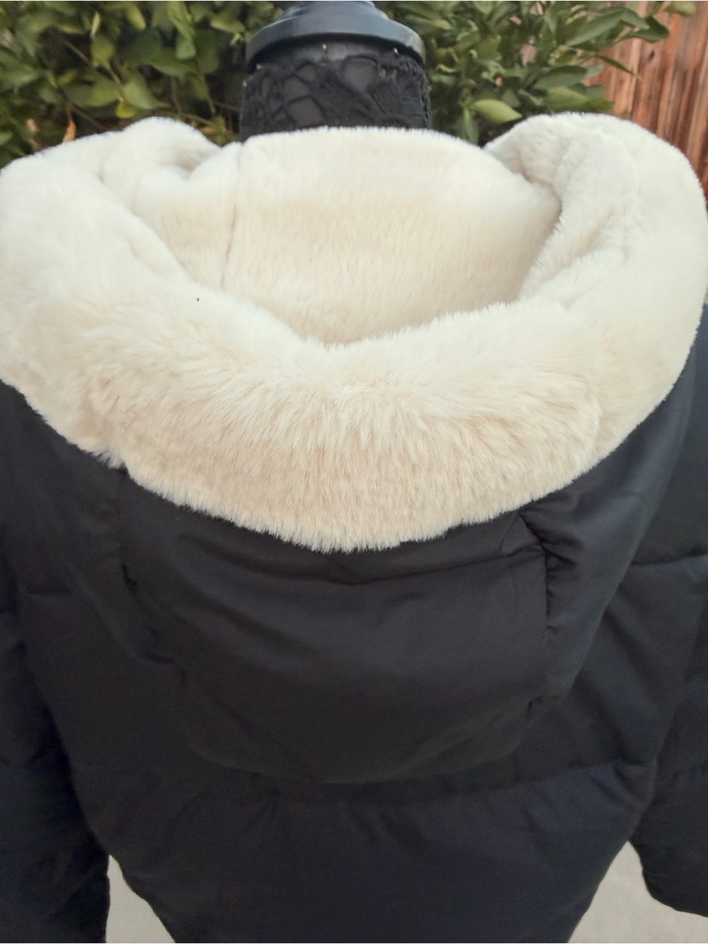 Hollister Black Puffer Jacket with Cream Faux-Fur lining inside and on the Hood - Picture 5 of 10